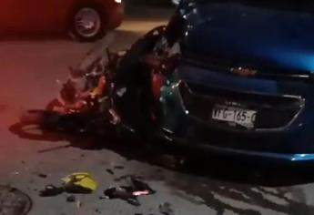Motociclista termina herido al estrellarse contra un auto en Culiacán