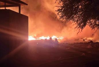 Fuerte incendio moviliza a Bomberos a la colonia El Ranchito, en Culiacán