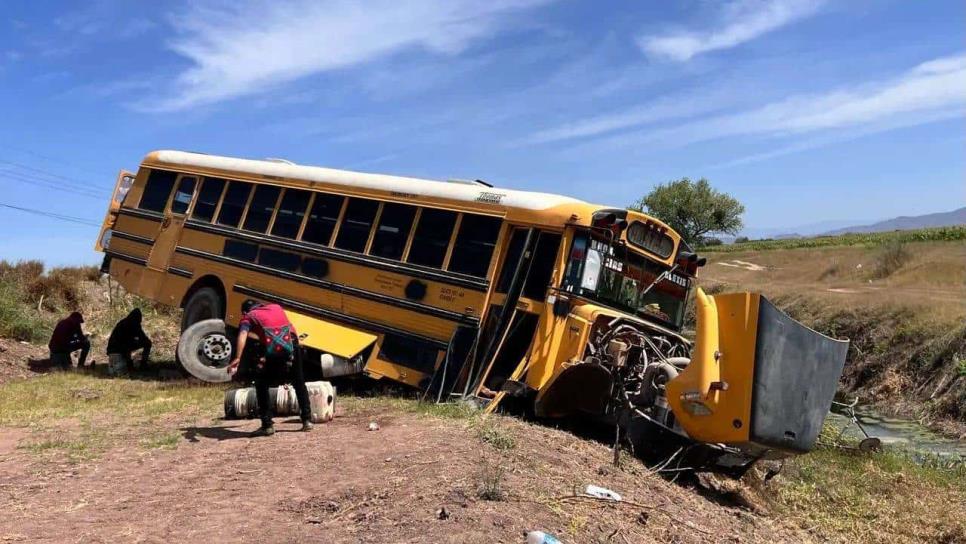 Muere un hombre tras chocar en su camioneta contra un camión que trasladaba jornaleros