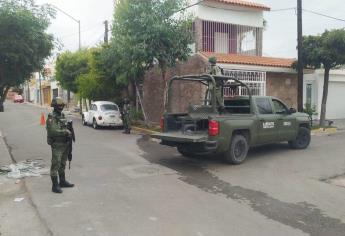 Militares quiebran puerta y cristales de una casa de la CANACO en Culiacán