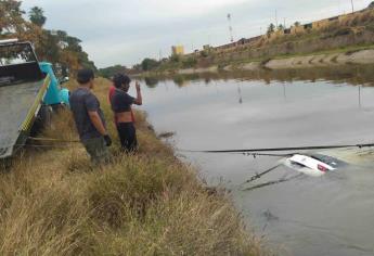Mujer sobrevive al caer en su camioneta al canal Recursos, en Culiacán