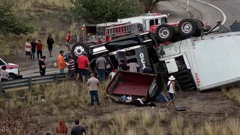 Tráiler vuelca en el libramiento Mazatlán-Villa Unión, el chofer queda prensado