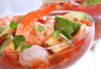 Así se prepara el coctel de camarón ¡con Fanta! | RECETA