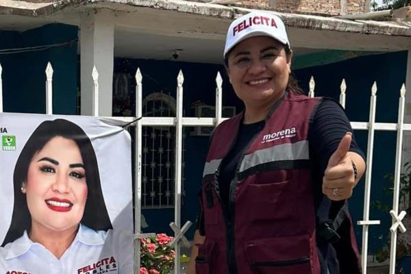 Felicita Pompa se pone a vender agua de coco en plena campaña 
