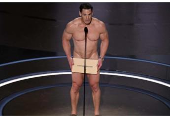 John Cena sorprende al aparecer desnudo en los Premios Oscar 2024, conoce porqué