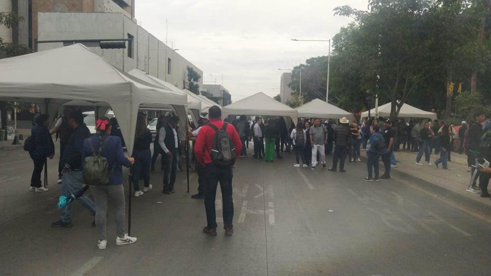 Trabajadores y estudiantes de la UAS bloquean avenida Obregón en Culiacán