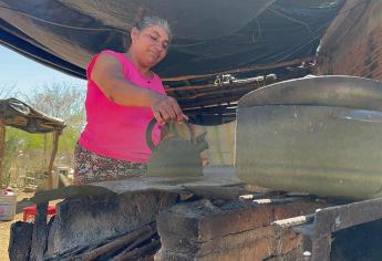 Por sequía, pobladores de El Mahone, El Fuerte, acarrean agua del río en garrafones 