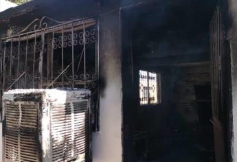 Familia lo pierde todo tras incendiarse su casa en Infonavit Bachomo en Los Mochis