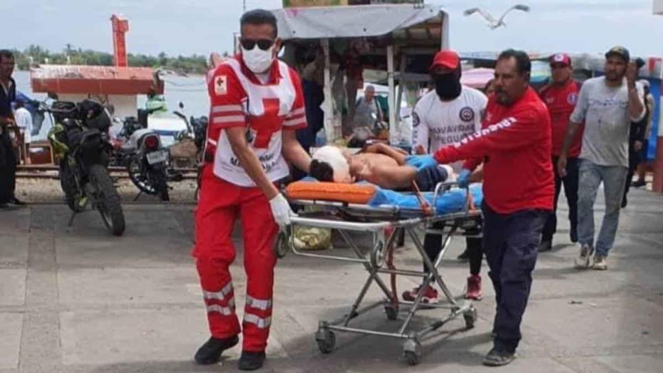 Policía Acuática rescata a joven en la escollera de la Isla de la Piedra, en Mazatlán