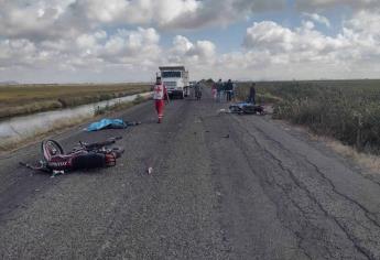 Mueren dos motociclistas al chocar de frente en Juan José Ríos, salieron a vender quesos