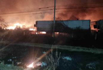 Quema de pastizales se sale de control; llamas alcanzan una pensión vehicular en Culiacán