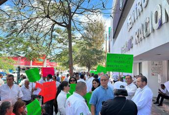 Cientos de taxistas se manifiestan en la Vicefiscalía de Los Mochis