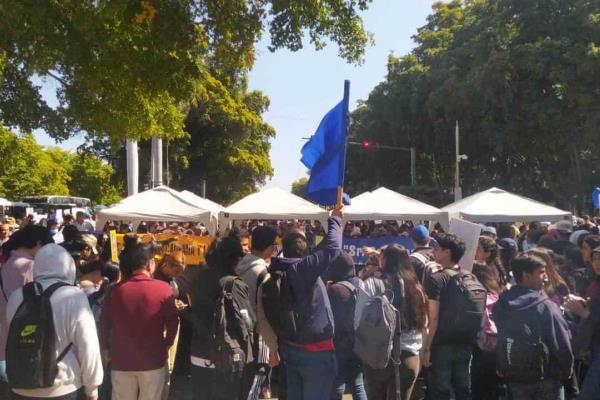 Manifestantes de la UAS protestan en Palacio de Gobierno
