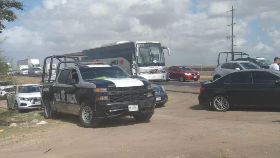 Autobús de pasajeros choca y provoca carambola en la México 15, en Guasave 