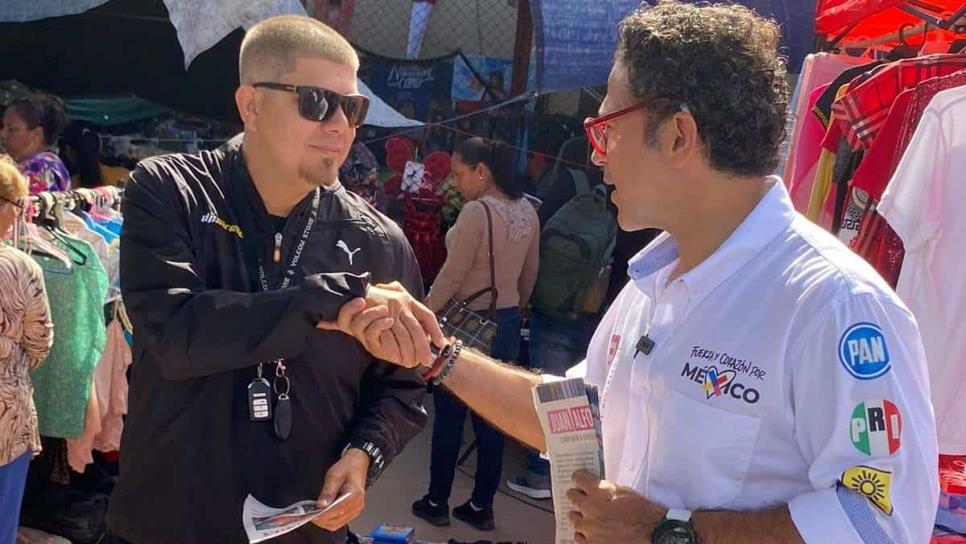 Juan Alfonso Mejía visita este domingo el tianguis de la Colonia Juárez en Mazatlán