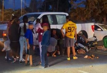Camioneta impacta a dos adolescentes en la Villa de Ahome; los reportan graves
