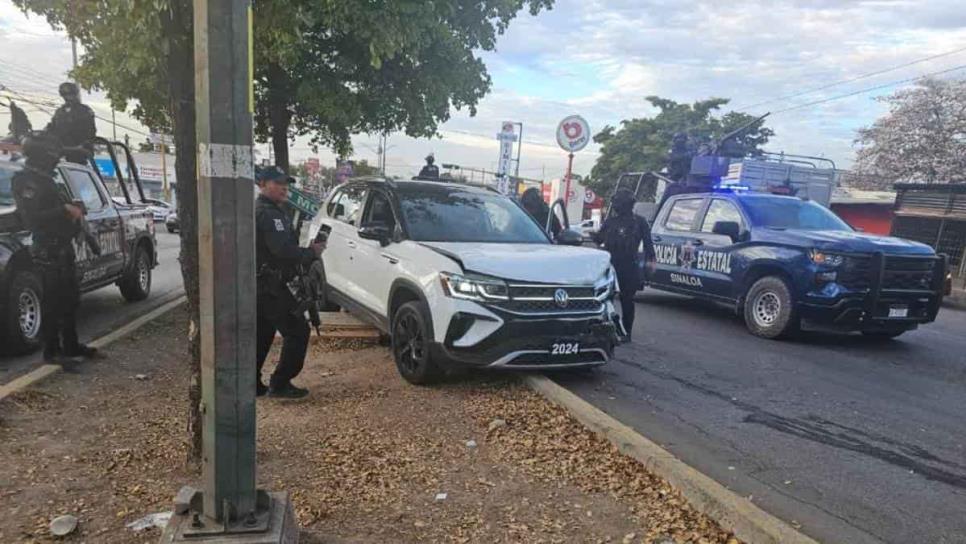 Localizan una camioneta baleada y ensangrentada en la colonia Fuentes del Valle, en Culiacán Localizan una camioneta baleada y ensangrentada en la colonia Fuentes del Valle, en Culiacán