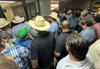 «Vamos a tumbar la puerta» productores entran a la fuerza a Palacio de Gobierno 