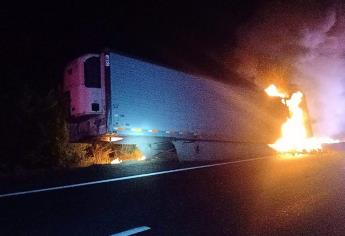 Arde caja de un tráiler que transportaba chile morrón por la Maxipista Culiacán-Mazatlán