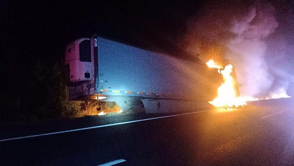 Arde caja de un tráiler que transportaba chile morrón por la Maxipista Culiacán-Mazatlán