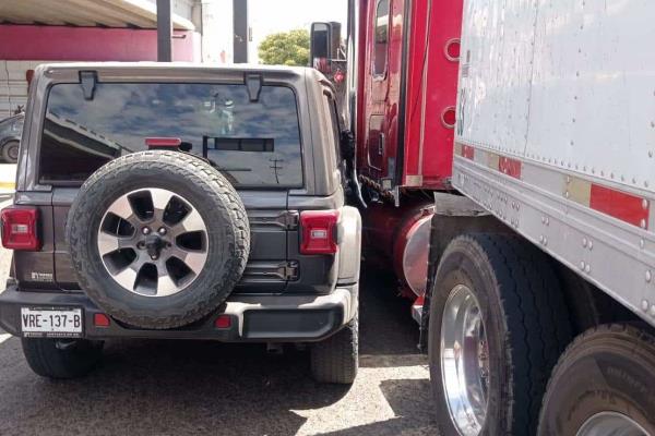Tráiler invade carril y choca a una Jeep, en Guasave