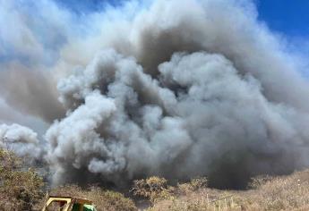 Arde en llamas el basurón de Mazatlán; el siniestro moviliza a los cuerpos de emergencias