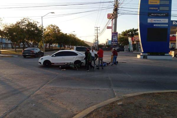 Motociclista se impacta por alcance contra un taxi en La Campiña, Mazatlán
