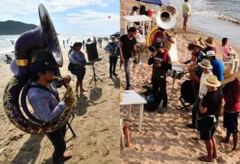 «A eso venimos», turistas defienden permanencia de bandas en playas de Mazatlán 