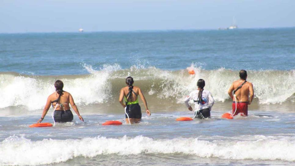 Rescatan a niña de 6 años que era arrastrada por la corriente en Mazatlán