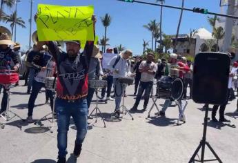 Bandas de Mazatlán toman el malecón en protesta de restricción para tocar en la playa