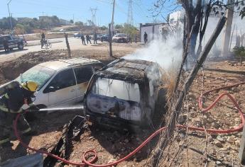 Se quema una camioneta en un predio por la avenida Álvaro Obregón en Culiacán 