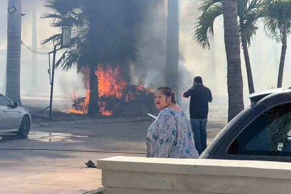 Dos incendios simultáneos movilizan a Bomberos de Los Mochis; en La Herradura se quemaron carros y palmeras