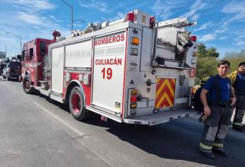 A plena luz del día, se incendia un carro en la colonia Valle Alto de Culiacán 