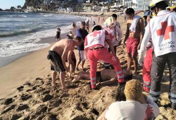 Policía Acuática de Mazatlán rescata a dos personas de morir ahogadas en playa Olas Altas