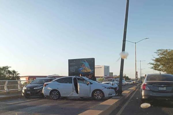 Vehículo choca y queda atravesado en el puente Teófilo Noris de Culiacán