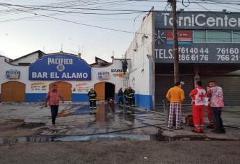 Famoso bar se incendia en Culiacán; los bomberos no encuentran al velador