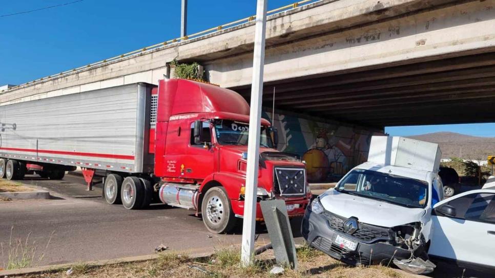 Tráiler se pasa un alto y embiste a una camioneta Renault en Culiacán 