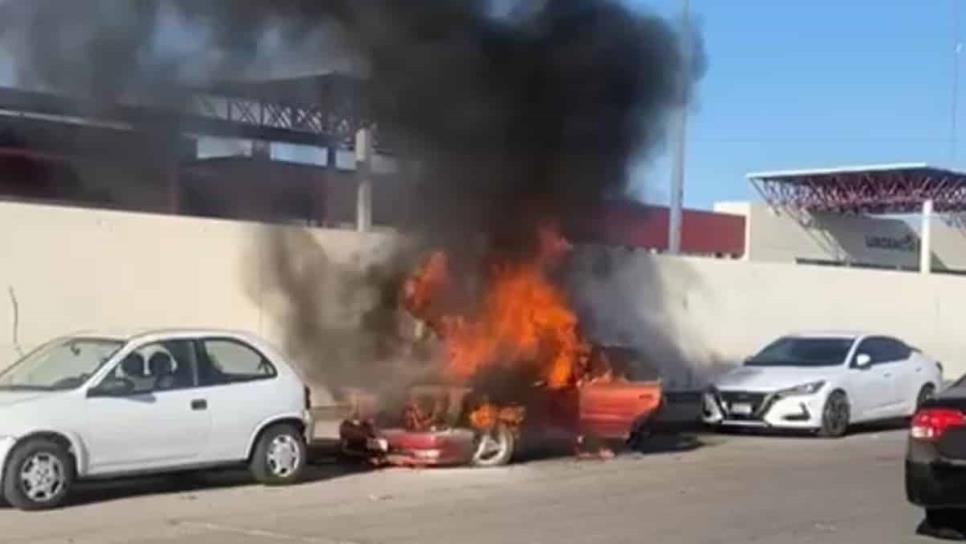 Vehículo estacionado termina calcinado en Culiacán Vehículo estacionado termina calcinado en Culiacán