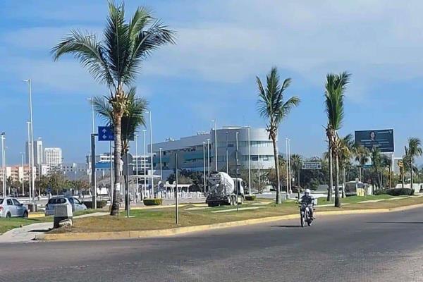 Indigente dormido moviliza cuerpos de auxilio en Mazatlán tras reportarse un «embolsado»