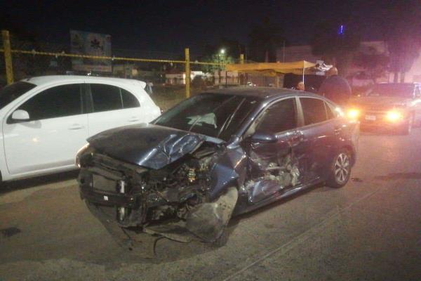 Conductor se pasa semáforo en rojo y choca dos autos por el Desarrollo Urbano Tres Ríos, en Culiacán