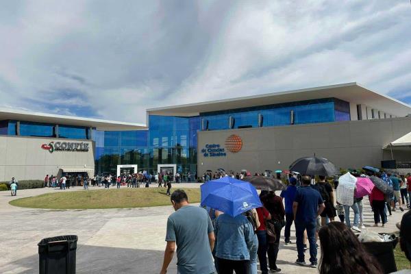 Culiacanenses hacen largas filas para recibir sus lentes para el Eclipse Solar 2024 