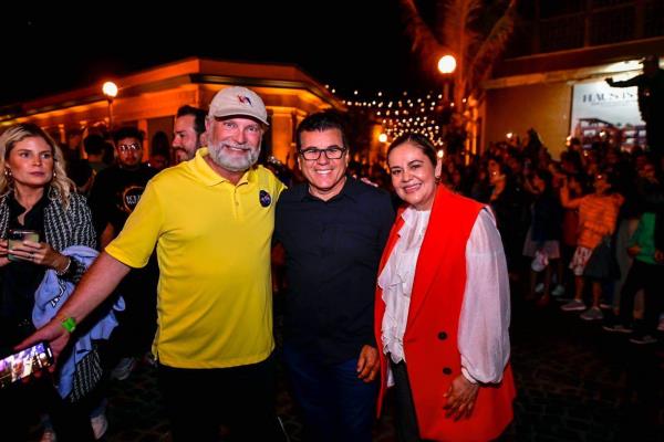 Viven astrónomos de la NASA la alegría del Carnaval de Mazatlán con callejoneada