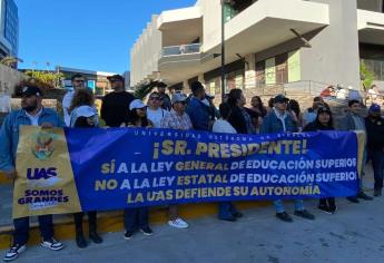 A su llegada a Mazatlán, manifestantes de la UAS exigen a AMLO «Alto a la Persecución Política»