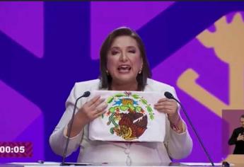 Xóchitl Gálvez presenta la bandera de México al revés en el Debate Presidencial del INE 