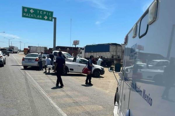 Choque en Villa Unión deja dos lesionados y daños materiales en automóvil y camioneta 