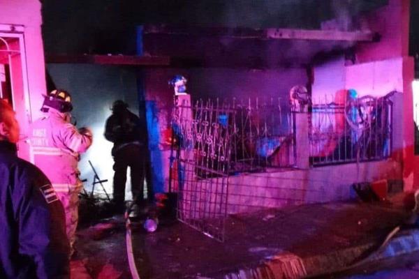 Incendio consume una humilde vivienda en Los Mochis