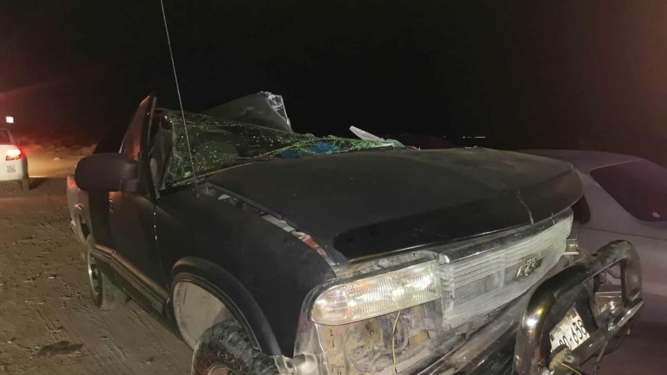 Conductor termina prensado tras chocar contra un tráiler en el Lateral 18, en Los Mochis