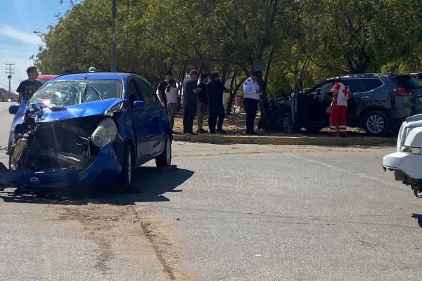 Conductor queda prensado tras choque en Mazatlán