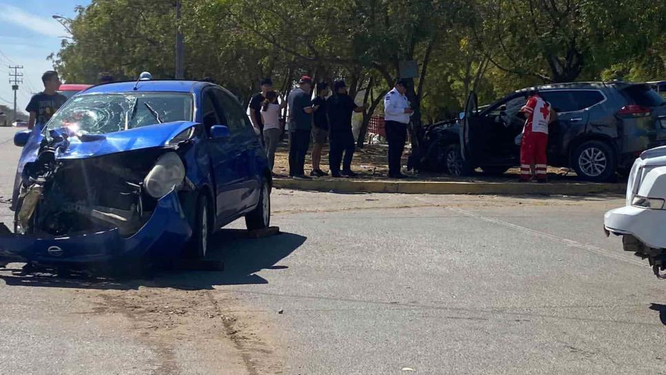 Conductor queda prensado tras choque en Mazatlán