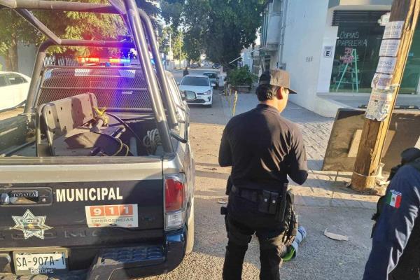 Con pistola en mano dos sujetos atracan un banco en la colonia Buenos Aires en Culiacán
